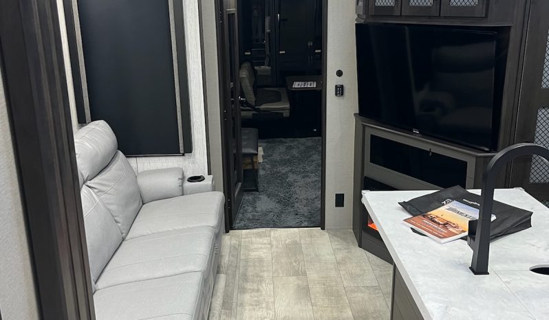 2022 GRAND DESIGN MOMENTUM M CLASS 381MS full