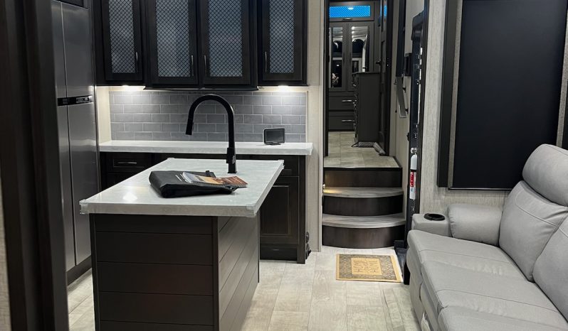 2022 GRAND DESIGN MOMENTUM M CLASS 381MS full