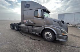 2015 VOLVO VNL64T670