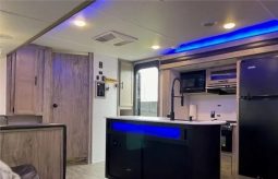 2021 FOREST RIVER CHEROKEE ALPHA WOLF 33BH-L full