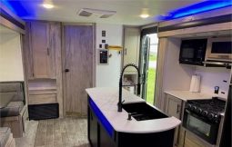 2021 FOREST RIVER CHEROKEE ALPHA WOLF 33BH-L full