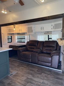 2011 Montana Mountaineer 38’ full