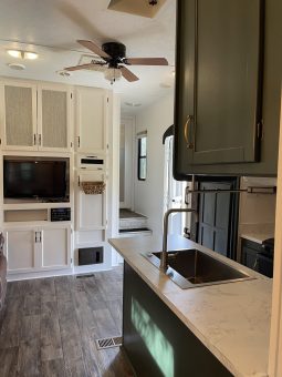 2011 Montana Mountaineer 38’ full