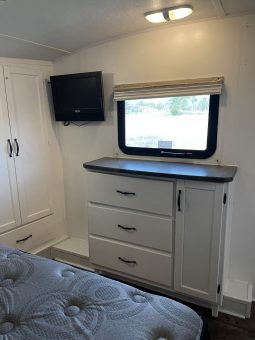 2011 Montana Mountaineer 38’ full