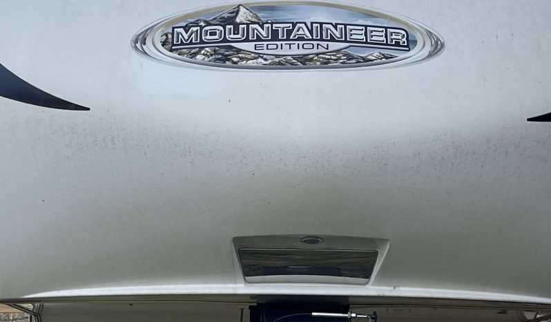 2011 Montana Mountaineer 38’ full