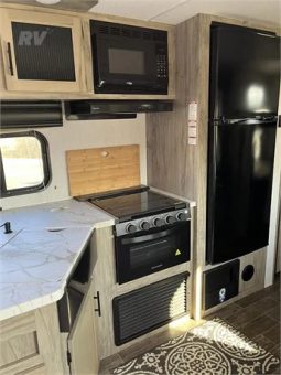 2022 FOREST RIVER CHEROKEE ALPHA WOLF 26DBH-L full