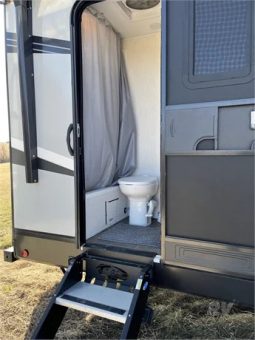 2022 FOREST RIVER CHEROKEE ALPHA WOLF 26DBH-L full