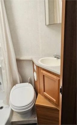 2004 LANCE 1121 full