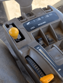 2011 John Deere 8235R full