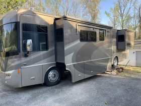 2006 Winnebago Tour – 40FD – Custom Bunk House