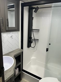 2022 GRAND DESIGN MOMENTUM M CLASS 381MS full