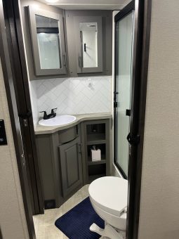 2022 GRAND DESIGN MOMENTUM M CLASS 381MS full