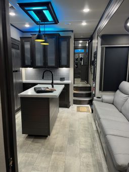 2022 GRAND DESIGN MOMENTUM M CLASS 381MS full