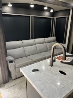 2022 GRAND DESIGN MOMENTUM M CLASS 381MS full