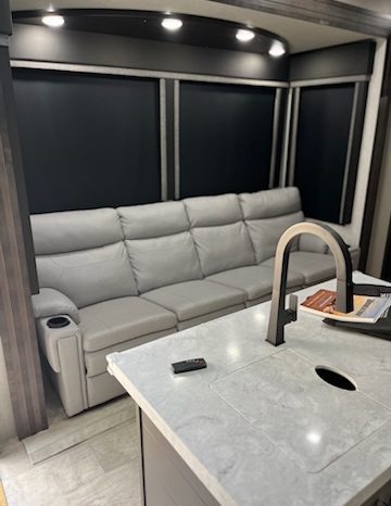 2022 GRAND DESIGN MOMENTUM M CLASS 381MS full