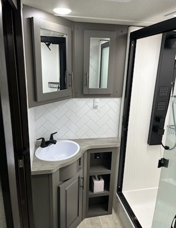 2022 GRAND DESIGN MOMENTUM M CLASS 381MS full