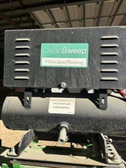 John Deere 1795 16/31 split row planter full