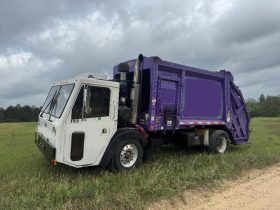 2006 Crane Carrier (Low Entry) Rear Loader